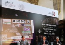 Presentan boleto de Lotería por 70 Años de Procuraduría Fiscal