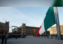 Rinden honores al movimiento estudiantil de 1968 en el Zócalo capitalino