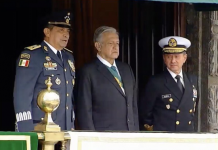 López Obrador pasa revista a tropas en el Zócalo