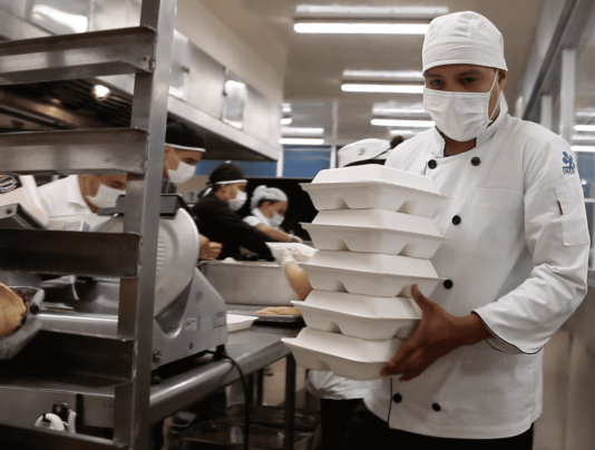 Santander dona 125 mil alimentos calientes al personal médico del Sector Salud