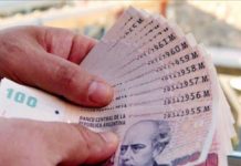 Moneda argentina mayorista mantiene devaluación mediante control oficial