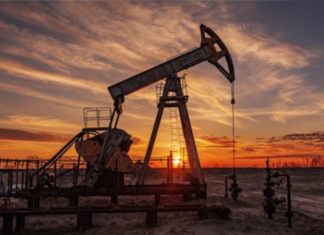 Petróleo cierra a la baja, pero se mantiene cerca de máximo mensual por tensión EU-Irán