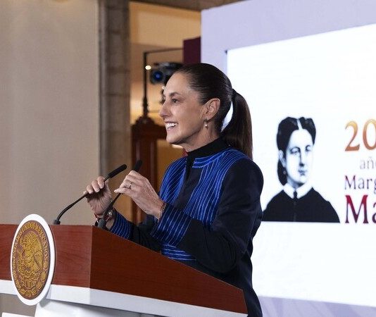 Sheinbaum promete solucionar falta de medicamentos en el IMSS