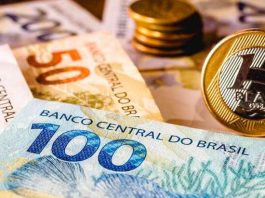 Real brasileño sube 4.5% frente al dólar tras primera vuelta entre Flávio Bolsonaro y Lula da Silva